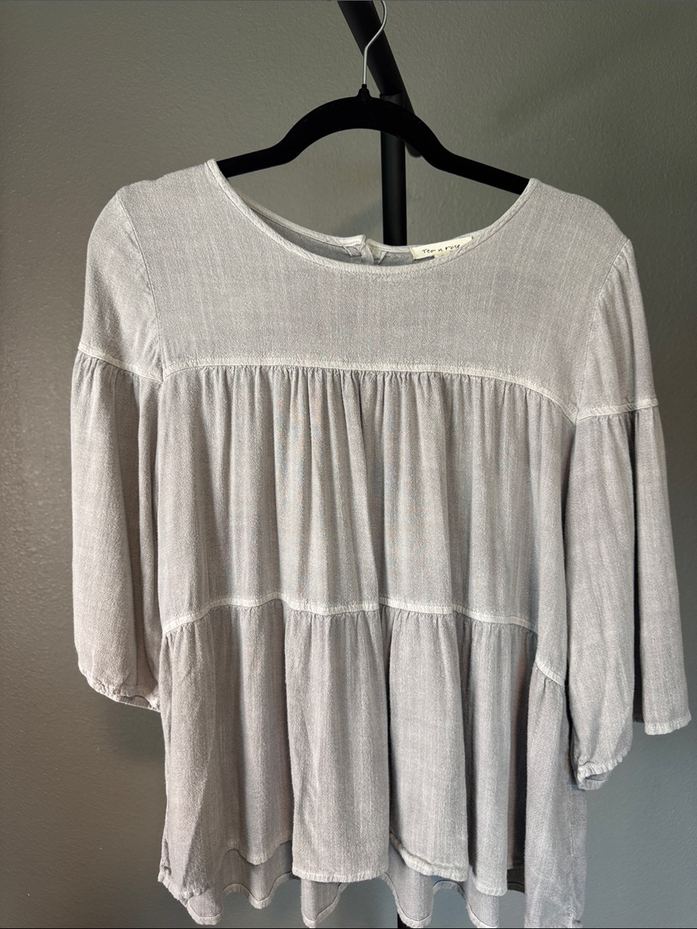 tea n rose EUC Light Gray Tiered Peasant Tunic